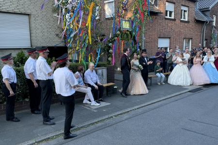 Abholung der Ehrenpaare des 577. Maifestes der Maigesellschaft 1448 Kleinkönigsdorf e.V. in Frechen-Königsdorf am 10. Mai 2025