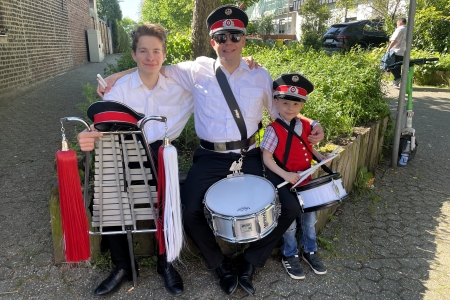 Kranzniederlegung am Ehrenmal und Frühschoppen des 577. Maifestes der Maigesellschaft 1448 Kleinkönigsdorf e.V. in Frechen-Königsdorf am 11. Mai 2025