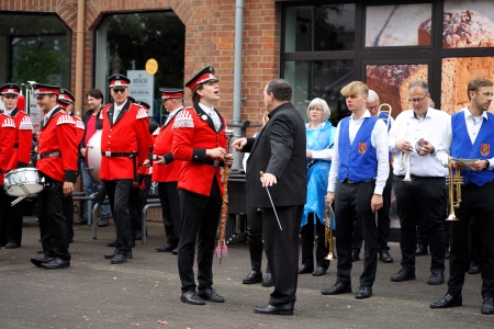 Abholung der Majestäten, Großer Zapfenstreich und Abmarsch zum Schützenheim des Schützenfestes der St. Hubertus-Schützenbruderschaft Sinnersdorf e.V. gegründet 1879 in Pulheim-Sinnersdorf am 25. Mai 2025