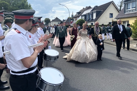 Großer Festumzug des Schützenfestes der Gemeinschaft der Südstadt e.V. 1949 in Grevenbroich-Südstadt am 15. Juni 2025
