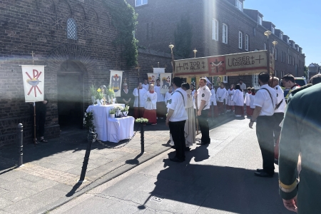 Fronleichnamsfest der katholischen Kirchengemeinde St. Pankratius Am Worringer Bruch in Köln-Rheinkassel/Langel am 19. Juni 2025