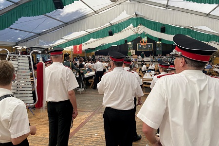 Choral, Gefallenenehrung, Kranzniederlegung am Denkmal mit Kirchenparade An St. Lambertus sowie Frühkonzert des Schützen- und Heimatfestes des St. Sebastianus Bürgerschützenvereins Neurath 1519/1892 e.V. in Grevenbroich-Neurath am 14. September 2025
