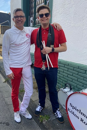 Großer Klompenzug mit Klompenparade An St. Lambertus des Schützen- und Heimatfestes des St. Sebastianus Bürgerschützenvereins Neurath 1519/1892 e.V. in Grevenbroich-Neurath am 15. September 2025