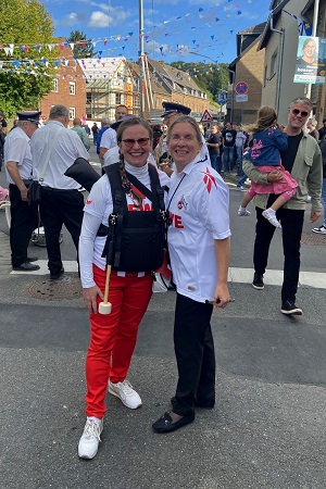 Großer Klompenzug mit Klompenparade An St. Lambertus des Schützen- und Heimatfestes des St. Sebastianus Bürgerschützenvereins Neurath 1519/1892 e.V. in Grevenbroich-Neurath am 15. September 2025