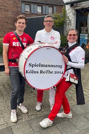 Großer Klompenzug mit Klompenparade An St. Lambertus des Schützen- und Heimatfestes des St. Sebastianus Bürgerschützenvereins Neurath 1519/1892 e.V. in Grevenbroich-Neurath am 15. September 2025