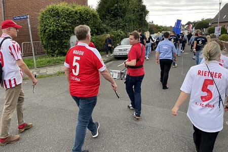 Großer Klompenzug mit Klompenparade An St. Lambertus des Schützen- und Heimatfestes des St. Sebastianus Bürgerschützenvereins Neurath 1519/1892 e.V. in Grevenbroich-Neurath am 15. September 2025