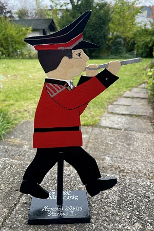 "Blootwoosch, Kölsch un e staats Jubiläum" - Kölsches Jubiläum zum elfjährigen Bestehen unseres Spielmannszuges - Pfeifender Spielmann als Erinnerung an die Regentschaft der Majestät 2024/25 Markus II. Helmes