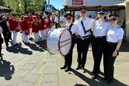 Sternmarsch der Musikkapellen, Abholung des Maikönigspaares und Kranzniederlegung des 100. Stiftungsfestes der Maigesellschaft "Greesberger" Auweiler e.V. gegr. 1926 in Köln-Auweiler am 1. Mai 2026