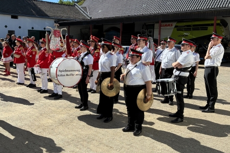 Sternmarsch der Musikkapellen, Abholung des Maikönigspaares und Kranzniederlegung des 100. Stiftungsfestes der Maigesellschaft "Greesberger" Auweiler e.V. gegr. 1926 in Köln-Auweiler am 1. Mai 2026