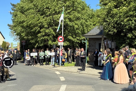 Sternmarsch der Musikkapellen, Abholung des Maikönigspaares und Kranzniederlegung des 100. Stiftungsfestes der Maigesellschaft "Greesberger" Auweiler e.V. gegr. 1926 in Köln-Auweiler am 1. Mai 2026