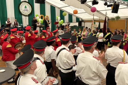 Sternmarsch der Musikkapellen, Abholung des Maikönigspaares und Kranzniederlegung des 100. Stiftungsfestes der Maigesellschaft "Greesberger" Auweiler e.V. gegr. 1926 in Köln-Auweiler am 1. Mai 2026