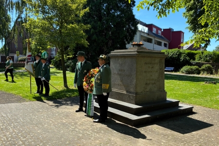 Kranzniederlegung und Ehrensalut des 496. Schützenfestes der St. Sebastianus Schützenbruderschaft e.V. Pulheim gegründet 1530 in Pulheim am 25. Mai 2026