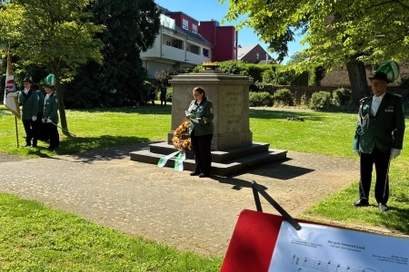 Kranzniederlegung und Ehrensalut des 496. Schützenfestes der St. Sebastianus Schützenbruderschaft e.V. Pulheim gegründet 1530 in Pulheim am 25. Mai 2026