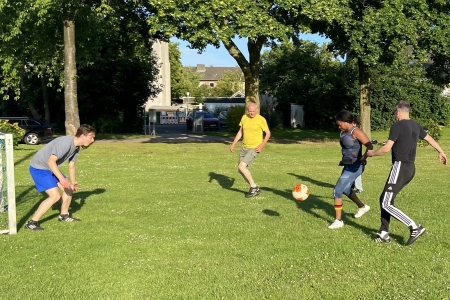 "Es lebe der Sport, er is g‘sund und mocht uns hoat." in Köln-Roggendorf/Thenhoven am 15. Juni 2026