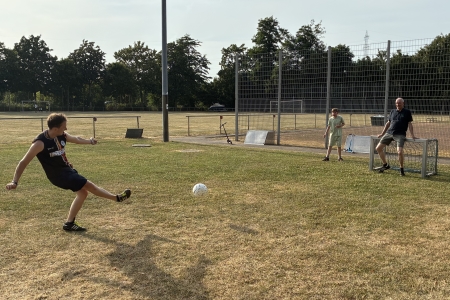 Teamspirit in gediegener Herrenrunde in Köln-Roggendorf/Thenhoven am 13. Juli 2026